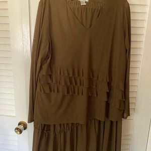 Cute 2 piece skirt set. Elastic waist band.